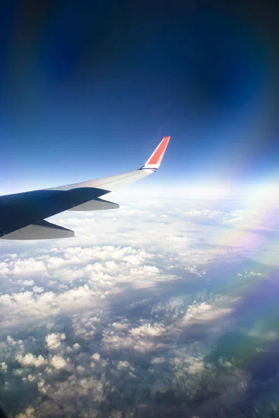 푸른 하늘과 흰 구름이 있는 비행기 창문에서 바라봄. — 스톡 사진