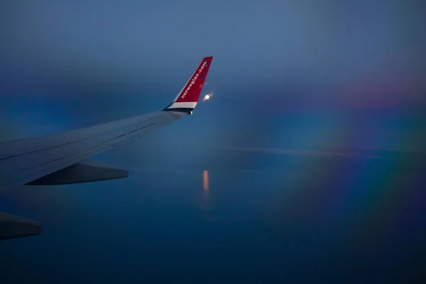 푸른 하늘과 흰 구름과 노르웨이 비행기 창에서 보기. 08.07.2017 헬싱키, 핀란드. — 스톡 사진