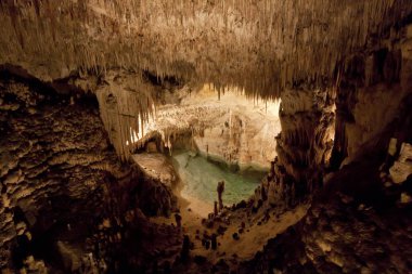 Yeraltı gölü etrafında bizimkiler yaşar Adası Majorca, İspanya ile ejderha Incide mağaralar.