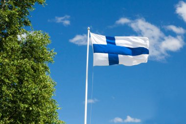 Finlandiya bayrağı gökyüzü arka plan üzerinde.