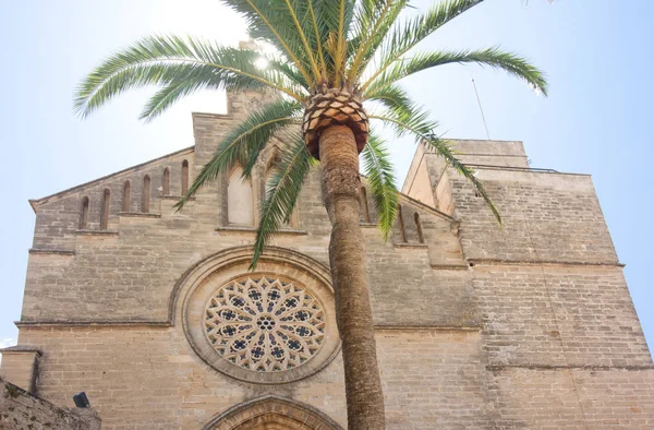 Casco antiguo, iglesia de Sant Jaume en Mallorca. Alcudia, Mallorca, Islas Baleares, España 28.06.2017 . — Foto de Stock
