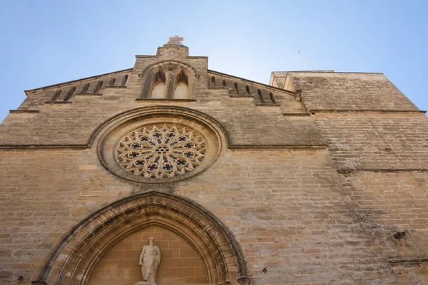 Casco antiguo, iglesia de Sant Jaume en Mallorca. Alcudia, Mallorca, Islas Baleares, España 28.06.2017 . — Foto de Stock