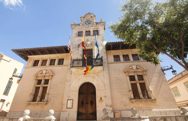 La mairie d'Alcudia est située dans la vieille ville. Alcudia, Majorque, Espagne 28.06.2017 . — Photo