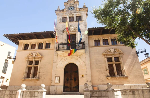 贝尼多姆市政厅坐落在古老的小镇。贝尼多姆，马略卡岛，西班牙 28.06.2017. — 图库照片