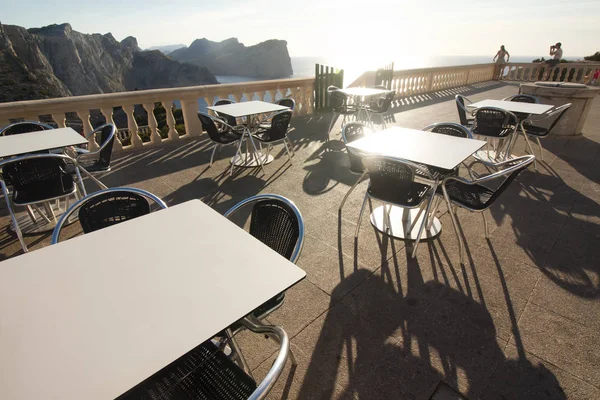 Cafétische bei Sonnenuntergang am Cap de Formentor - schöne Küste von Mallorca, Spanien - Europa. — Stockfoto