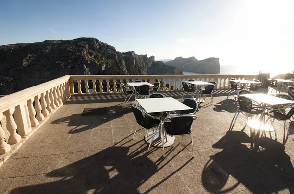 Cafétische bei Sonnenuntergang am Cap de Formentor - schöne Küste von Mallorca, Spanien - Europa. — Stockfoto