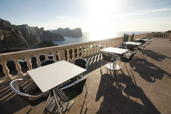 Cafétische bei Sonnenuntergang am Cap de Formentor - schöne Küste von Mallorca, Spanien - Europa. — Stockfoto