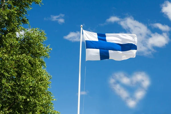 Vlag van Finland op hemelachtergrond. — Stockfoto