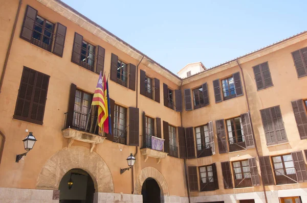 Rue et vieux bâtiments dans le centre historique de Palma de Majorque, Espagne 30.06.2017 . — Photo