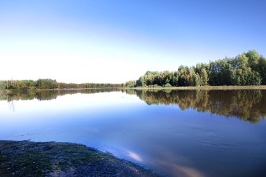 Finlandiya'da sakin ve güzel Kymijoki Nehri.