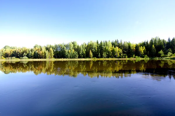 Fiume Kymijoki calmo e bello in Finlandia . — Foto Stock