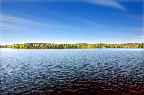 Hermoso lago en el parque nacional Repovesi, Finlandia, Karelia del Sur . —  Fotos de Stock