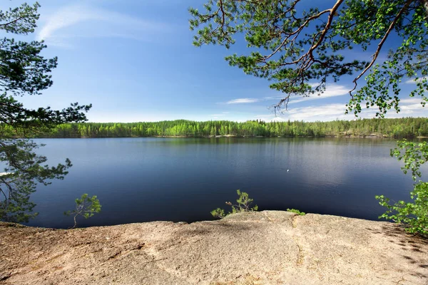 Lindo lago no parque nacional Repovesi, Finlândia, Carélia do Sul . — Fotografia de Stock