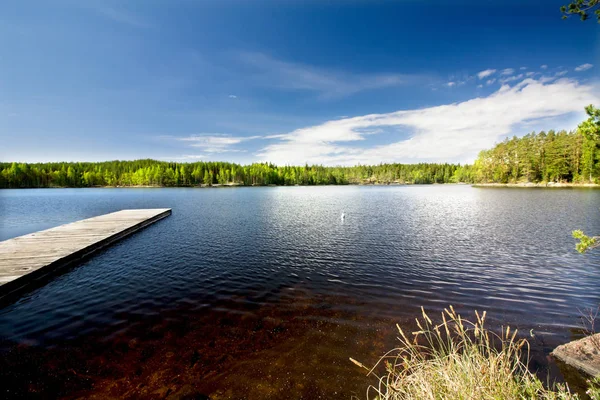 Muelle de madera en el hermoso lago en el parque nacional Repovesi, Finlandia, Karelia del Sur . —  Fotos de Stock