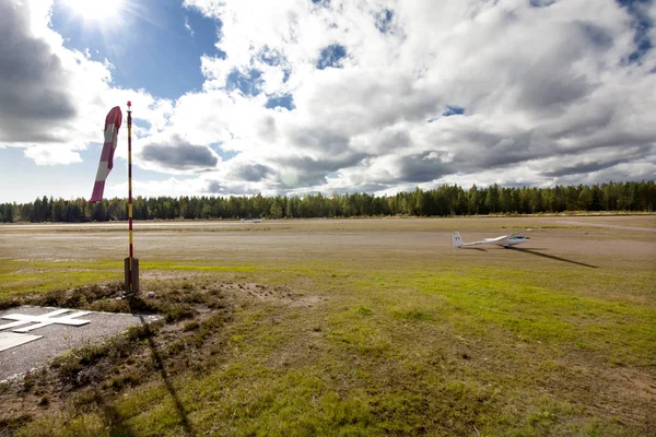 KOTKA, FINLÂNDIA - SETEMBRO 17, 2017: aeródromo para aviões não motorizados leves . — Fotografia de Stock