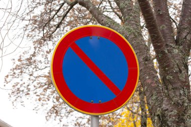 Sonbahar ağaçlar arka plan hiçbir Park yol işareti.