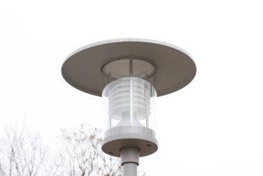 Gökyüzü arka plan üzerinde sokak klasik fener.