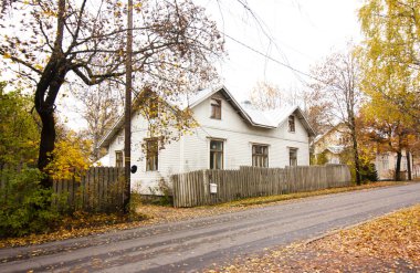 Eski ahşap ev ile Finlandiya sonbahar kırsal manzara.