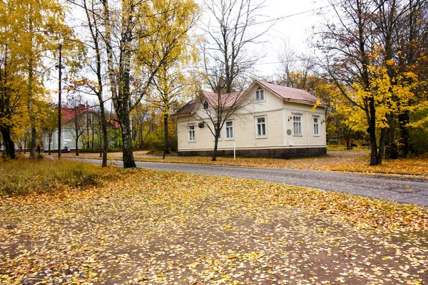 Φθινοπωρινό τοπίο στη Φινλανδία με παλιό ξύλινο σπίτι. — Φωτογραφία Αρχείου