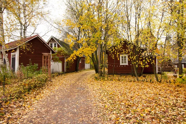 오래 된 목조 주택으로 핀란드에서가 시골 풍경. — 스톡 사진