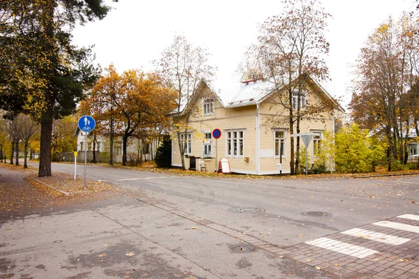 Herfst landschap in Finland met oude houten huis. — Stockfoto