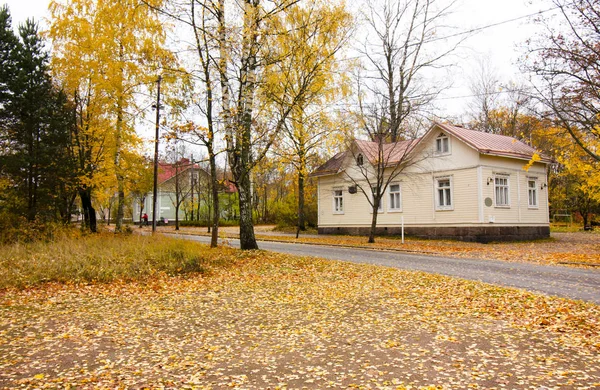 Ländliche Herbstlandschaft in Finnland mit altem Holzhaus. — Stockfoto