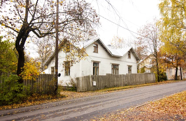 Eski ahşap ev ile Finlandiya sonbahar kırsal manzara.