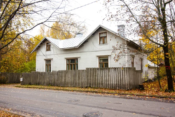 Осенний сельский пейзаж в Финляндии со старым деревянным домом . — стоковое фото