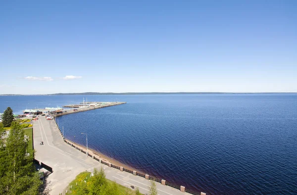 La vista dall'alto per arginare il lago Onego a Petrozavodsk, Carelia, Russia . — Foto Stock