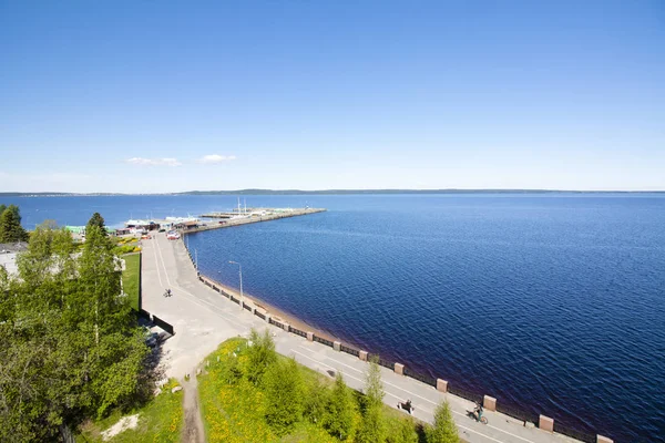 La vista dall'alto per arginare il lago Onego a Petrozavodsk, Carelia, Russia . — Foto Stock