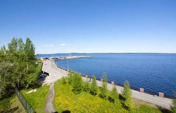 La vista dall'alto per arginare il lago Onego a Petrozavodsk, Carelia, Russia . — Foto Stock