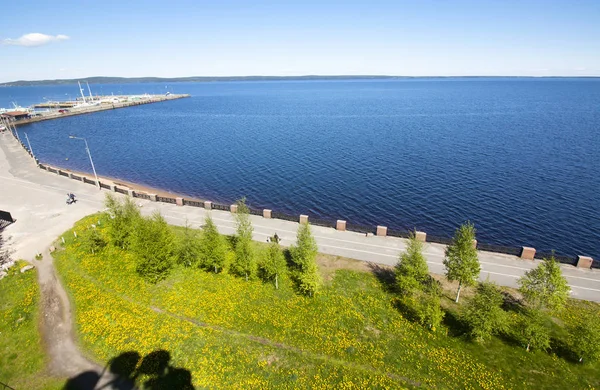 La vista dall'alto per arginare il lago Onego a Petrozavodsk, Carelia, Russia . — Foto Stock