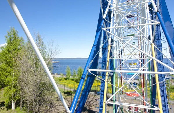 Uitzicht naar Onego lake vanaf reuzenrad in Petrozavodsk, Rusland. — Stockfoto