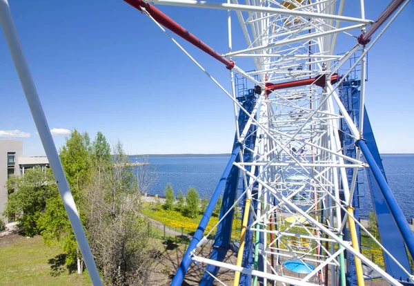 Vue sur le lac Onego depuis la grande roue de Petrozavodsk, Russie . — Photo