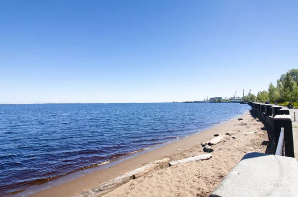 La bellissima riva del lago Onego a Petrozavodsk in estate. Russia . — Foto Stock