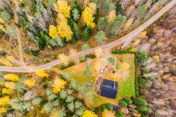 Vista aérea de la casa y bosques coloridos en un día de otoño en Finlandia. Fotografía de drones — Foto de Stock