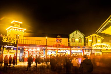 Helsinki, Finlandiya - 19 Ekim 2019: Linnanmaki lunaparkında düzenlenen Işık Karnavalı. Gece aydınlığı, bulanık insanlar..