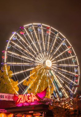 Helsinki, Finlandiya - 19 Ekim 2019: Linnanmaki lunaparkında düzenlenen Işık Karnavalı. Gece aydınlığında dönme dolaba bin..