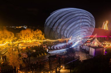 Helsinki, Finlandiya - 19 Ekim 2019: Linnanmaki lunaparkında düzenlenen Işık Karnavalı. Hareket halinde Magia 'ya sür, gece aydınlatması. Uzun pozlama.