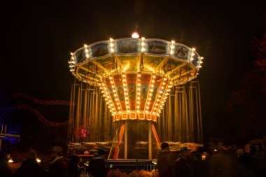 Helsinki, Finlandiya - 19 Ekim 2019: Linnanmaki lunaparkında düzenlenen Işık Karnavalı. Gece vakti Ketjukaruselli Zinciri 'ne bin..