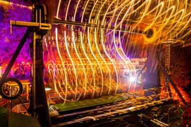 Helsinki, Finlandiya - 19 Ekim 2019: Linnanmaki lunaparkındaki Işık Karnavalı. Kefutin 'i sürün. Gece aydınlatma, uzun süre maruz kalma..