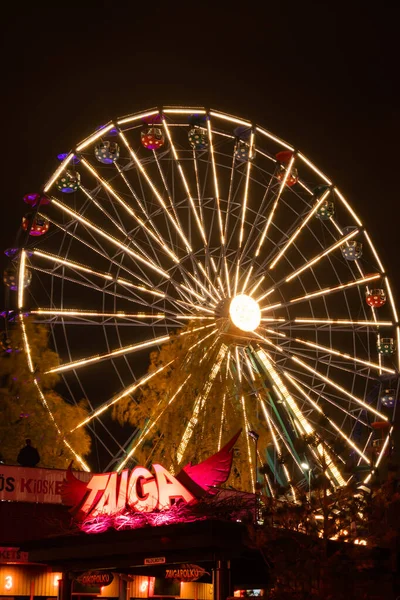 Helsinki, Finlande - 19 octobre 2019 : Le Carnaval de la Lumière au parc d'attractions Linnanmaki. Ride Ferris Wheel Rinkeli en éclairage nocturne . — Photo
