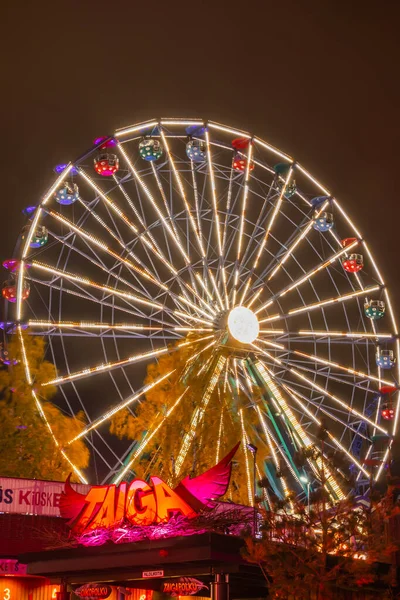 Helsinki, Finlândia - 19 de outubro de 2019: O Carnaval da Luz no parque de diversões Linnanmaki. Passeio Ferris Wheel Rinkeli em iluminação noturna . — Fotografia de Stock