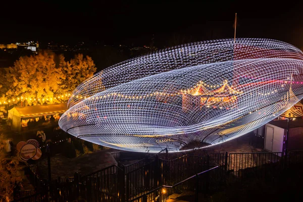 Helsinki, Finlande - 19 octobre 2019 : Le Carnaval de la Lumière au parc d'attractions Linnanmaki. Montez Magia en mouvement, illumination nocturne. Longue exposition . — Photo