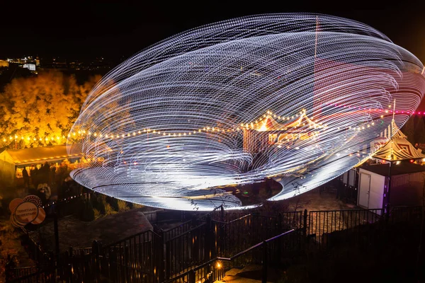 Helsinki, Finlandia - 19 ottobre 2019: Il Carnevale della Luce al parco divertimenti di Linnanmaki. Cavalca Magia in movimento, illuminazione notturna. Lunga esposizione . — Foto Stock