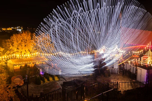 Helsinki, Finlândia - 19 de outubro de 2019: O Carnaval da Luz no parque de diversões Linnanmaki. Montar Magia em movimento, iluminação noturna. Exposição longa . — Fotografia de Stock