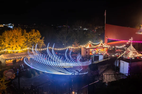 Helsinki, Finlandia - 19 ottobre 2019: Il Carnevale della Luce al parco divertimenti di Linnanmaki. Cavalca Magia in movimento, illuminazione notturna. Lunga esposizione . — Foto Stock