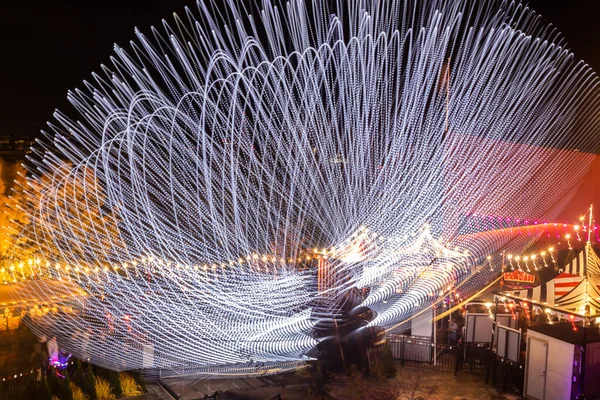 Helsinki, Finlandia - 19 października 2019: Karnawał Światła w parku rozrywki Linnanmaki. Jazda na Magii w ruchu, nocne oświetlenie. Długotrwałe narażenie. — Zdjęcie stockowe