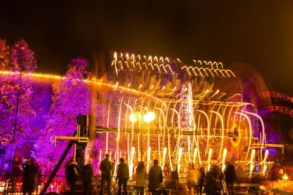 Helsinki, Finlandia - 19 października 2019: Karnawał Światła w parku rozrywki Linnanmaki. Jazda na Kieputin w ruchu. Oświetlenie nocne, długa ekspozycja. — Zdjęcie stockowe