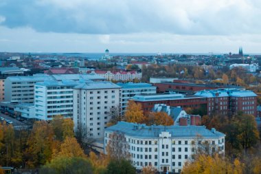 Helsinki Merkezi 'nin sonbahar bulutlu akşamındaki hava görüntüsü.